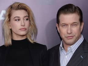 Hailey Bieber schaut ihren Vater Stephan Baldwin streng an