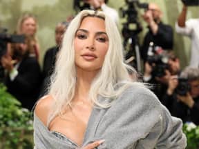 Kim Kardashian posiert, Fotografen im Hintergrund