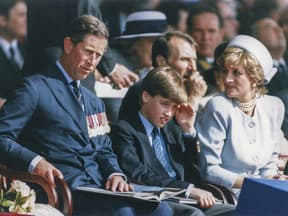 Prinz William 1995 mit König Charles und Prinzessin Diana 