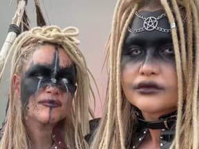 Sophia Thiel und eine Freundin verkleideten sich für Wacken 2024 als Hexen