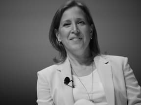 EX CEO Susan Wojcicki lächelt leicht in die Kamera