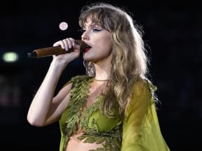 Taylor Swift bei der Eras Tour im grünen Kleid 