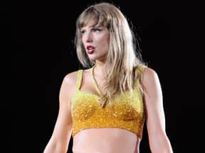 Taylor Swift guckt genervt zur Seite