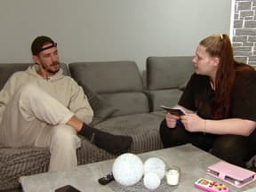 Tim Katzenbauer und Lavinia Wollny sitzen auf der Couch