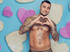 Danilo Cristilli formt mit seinen Händen ein Herz bei "Love Island VIP"