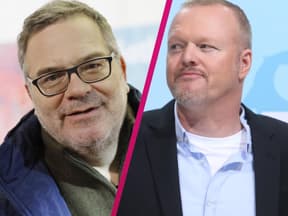 Elton mit leicht geöffnetem Mund, Stefan Raab schaut zur Seite