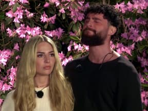 Emma Fernlund und Umut Tekin gucken unglücklich in Folge drei von "Das Sommerhaus der Stars"