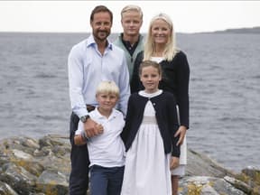 Prinz Haakon, Prinz Sverre Magnus, Marius Borg Hoiby, Prinzessin Ingrid Aleksandra und Mette-Marit vor der Sommer-Residenz 2014