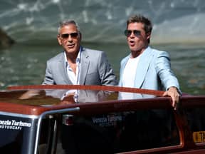 George Clooney und Brad Pitt auf einem Boot