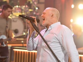 Stefan Raab singt ins Mikrofon