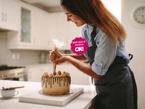 Frau dekoriert Torte