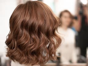 Frau mit Beach Waves Bob