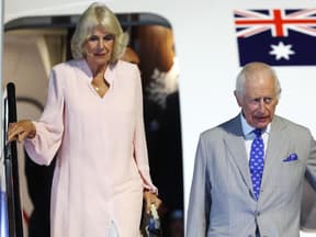 Camilla und Charles steigen aus dem Flugzeug