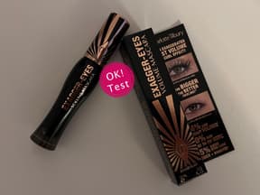 Exagger Mascara von Charlotte Tilbury auf grauen Hintergrund