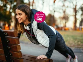 Frau Planks auf Parkbank