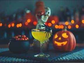 Cocktail mit Spinne, Halloween-Kürbis