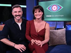 Jochen Schropp und Marlene Lufen sitzen auf der "Promi Big Brother"-Couch