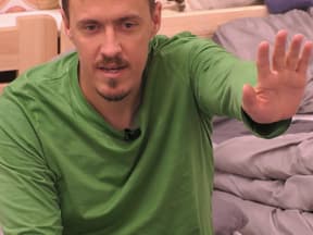 Max Kruse mit erhobener Hand bei "Promi Big Brother"