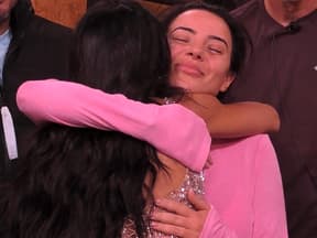 Leyla Lahouar und Elena Miras umarmen sich bei "Promi Big Brother"