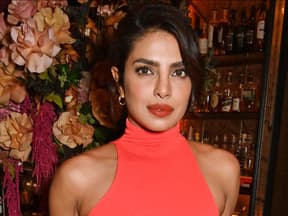 priyanka-chopra vor Blumen