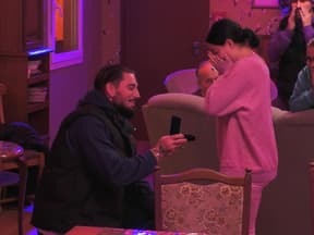 Mike Heiter kniet bei "Promi Big Brother" mit Ring vor Leyla Lahouar