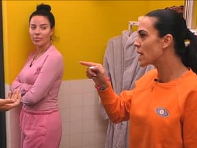 Leyla Lahouar und Elena Miras gucken wütend bei "Promi Big Brother"