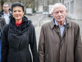 Sahra Wagenknecht und Oskar Lafontaine gehen nebeneinander her