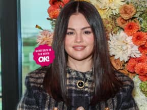 Selena Gomez vor orangenen Blumen