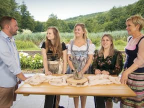 "Bauer sucht Frau" 2024: Max bei eigenem Scheunenfest mit seinen Kandidatinnen Sarah, Lena und Selina sowie Inka Bause 