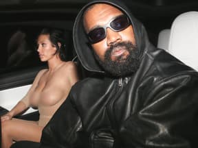 Bianca Censori und Kanye West mit Sonnenbrille im Auto