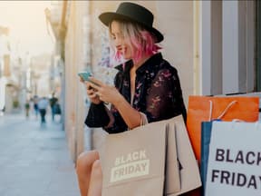 Frau shopping Smartphone black friday