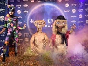 Heidi Klum und Tom Kaulitz als E.T. an Halloween 2024 mit Bill Kaulitz als Universum