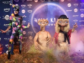 Heidi Klum und Tom Kaulitz als E.T. an Halloween 2024 mit Bill Kaulitz als Universum