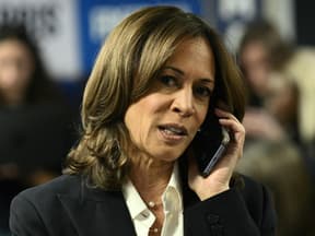 Kamala Harris telefoniert