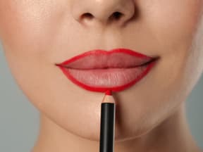 Frau betont Lippen mit Lipliner