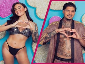 Melissa Damilia und Yasin Mohamed bei "Love Island VIP" zeigen ein Herz mit der Hand und lächeln