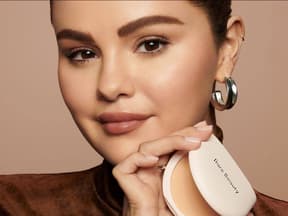 Selena Gomez mit Puder in der Hand