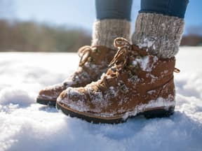 Frau im Schnee mit Stiefeln