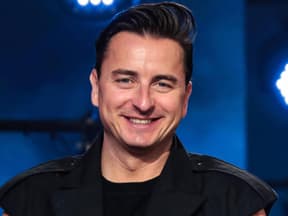 Andreas Gabalier lächelt in Kamera