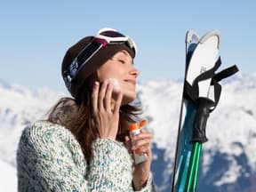 Frau auf Ski-Piste cremte sich ein