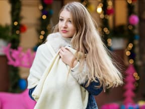 Frau lange Haare Weihnachtsmarkt