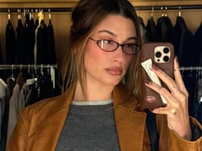 Hailey Bieber macht Selfie mit Brille in Ankleidezimmer