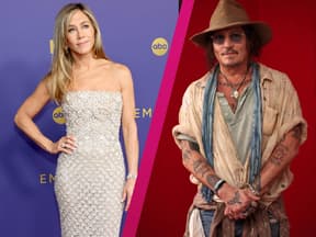 Jennifer Aniston schaut zu Johnny Depp