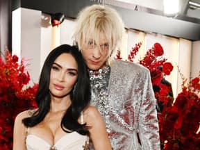 Megan Fox & Machine Gun Kelly, rote Blumen im Hintergrund