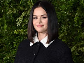 Selena Gomez vor Hecke