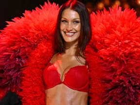 Bella Hadid strahlt in roten Dessous