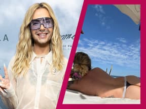 Bill Kaulitz trägt Sonnenbrille und lacht, daneben Bill Kaulitz freizügig am Strand