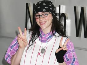 billie eilish mit brille und bandana