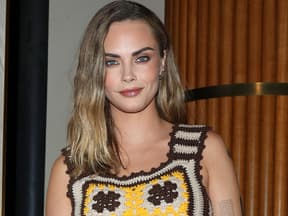 Cara Delevingne lächelt im häkeltop