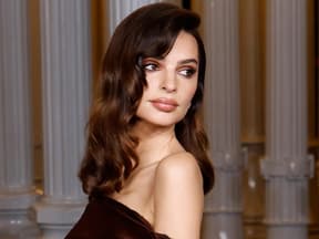 emily-ratajkowski schaut über schultern